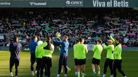 Los jugadores del Betis, en el entrenamiento de puertas abiertas de las pasadas Navidades. Los jugadores del Betis, en el entrenamiento de puertas abiertas de las pasadas Navidades.