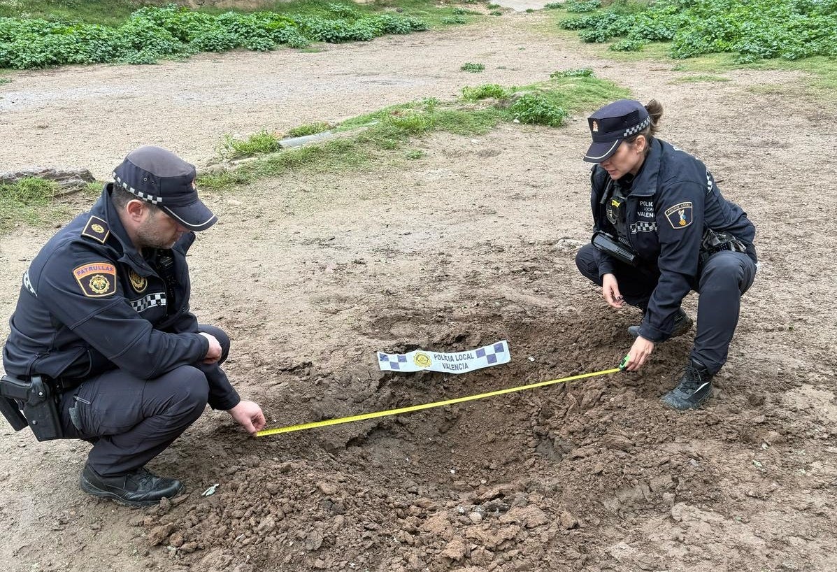 La explosión de un artefacto pirotécnico de gran potencia alarma de madrugada a los vecinos del barrio de Camins al Grao La explosión de un artefacto pirotécnico de gran potencia alarma de madrugada a los vecinos del barrio de Camins al Grao