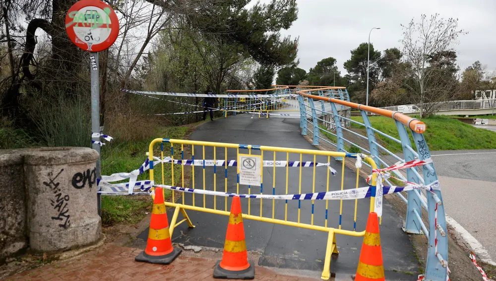 El acceso a la carretera de la bicicleta se redujo este viernes cerca del río Mansanarez en Madrid. El acceso a la carretera de la bicicleta se redujo este viernes cerca del río Mansanarez en Madrid.