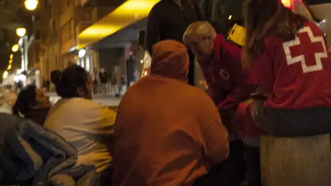 Cruz Roja atendiendo a migrantes en situación de calle Cruz Roja atendiendo a migrantes en situación de calle