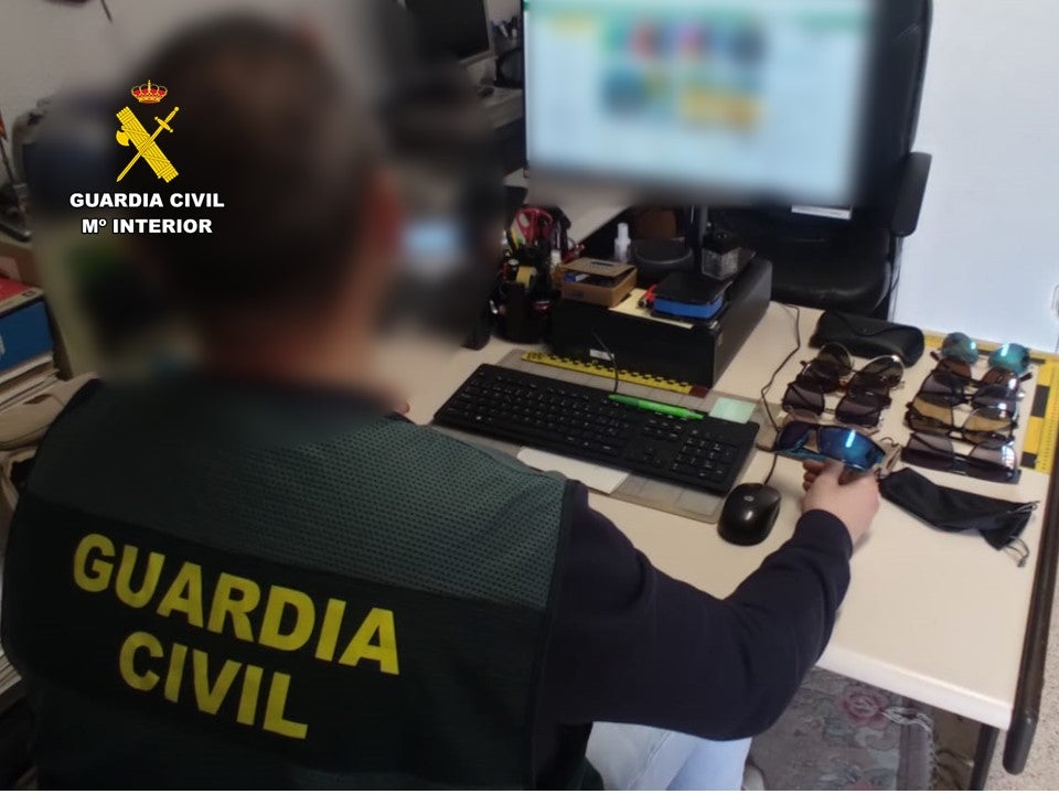 La Guardia Civil detiene en Aspe a un hombre por el robo en tres vehículos aparcados en la vía pública La Guardia Civil detiene en Aspe a un hombre por el robo en tres vehículos aparcados en la vía pública