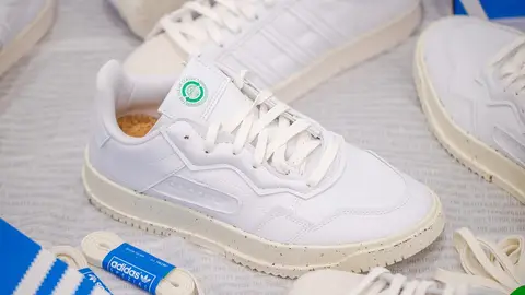 Imagen recurso de unas zapatillas blancas Imagen recurso de unas zapatillas blancas