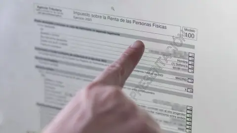 Una persona hace la declaración de la renta en un ordenador. Una persona hace la declaración de la renta en un ordenador.