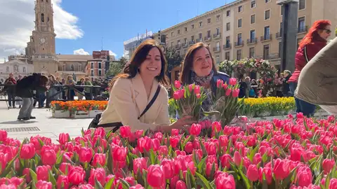 Tatiana Gaudes y Sara Fernández en el Mercado de Tulipanes el pasado sábado Tatiana Gaudes y Sara Fernández en el Mercado de Tulipanes el pasado sábado