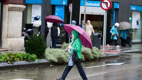 Una persona se cubre de la lluvia en Santander Una persona se cubre de la lluvia en Santander (Cantabria)