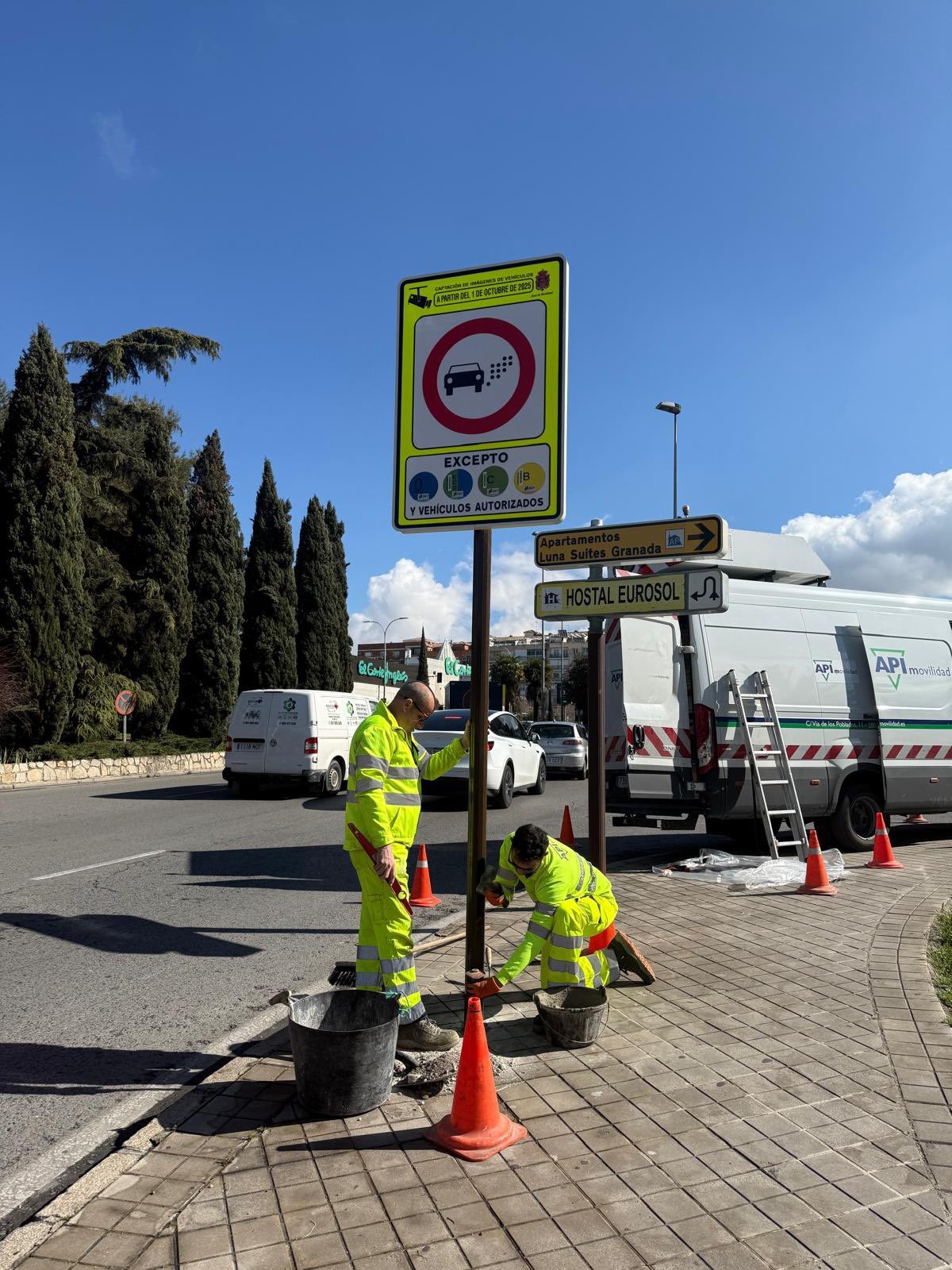 Comienza la señalización para delimitar la Zona de Bajas Emisiones en Granada, con sanciones activas en octubre Comienza la señalización para delimitar la Zona de Bajas Emisiones en Granada, con sanciones activas en octubre