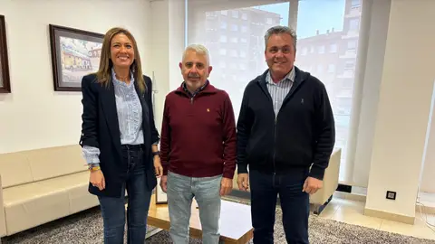 El empresario Javier Navarro, con la alcaldesa, Maria Tormo, y el concejal de Fiestas, Arturo Soler. El empresario Javier Navarro, con la alcaldesa, Maria Tormo, y el concejal de Fiestas, Arturo Soler.