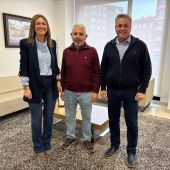 El empresario Javier Navarro, con la alcaldesa, Maria Tormo, y el concejal de Fiestas, Arturo Soler. 