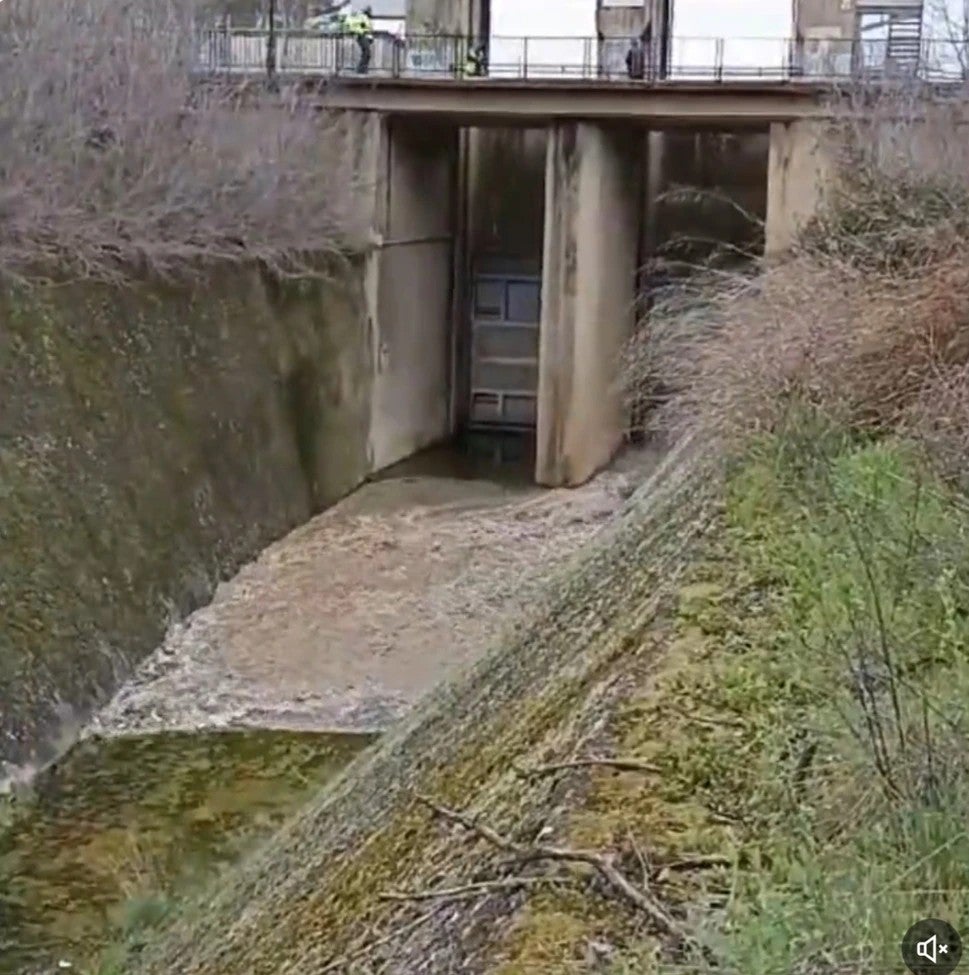 Abren las compuertas que comunican los embalses de Entrepeñas y Buendía 28 años después Abren las compuertas que comunican los embalses de Entrepeñas y Buendía 28 años después