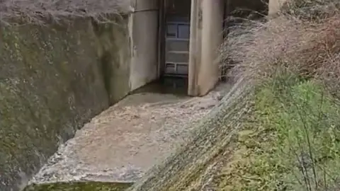 Abren las compuertas que comunican los embalses de Entrepeñas y Buendía Abren las compuertas que comunican los embalses de Entrepeñas y Buendía