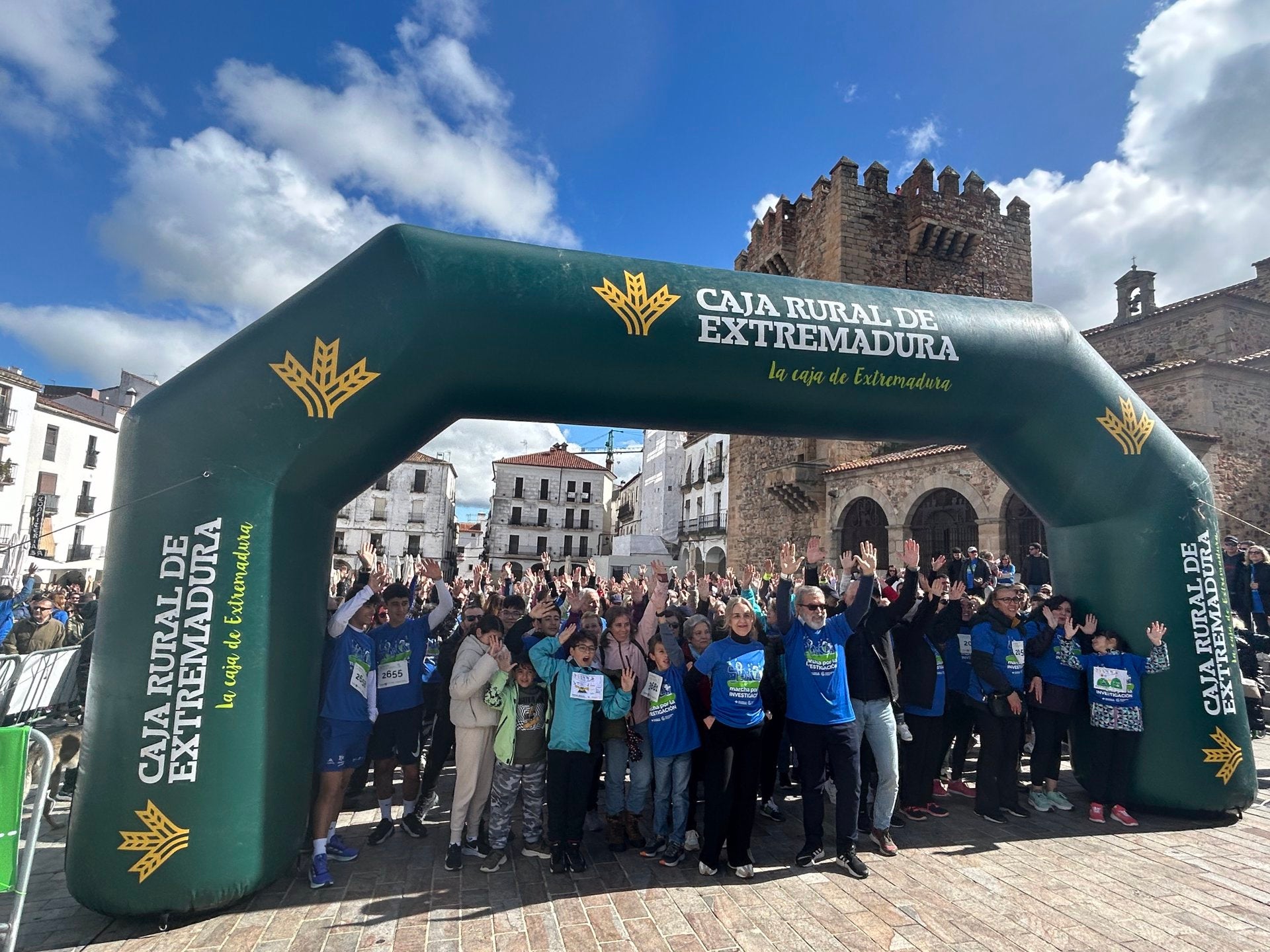 Dos millares de personas participaban en la VII Marcha por la Investigación de la AECC en Cáceres Dos millares de personas participaban en la VII Marcha por la Investigación de la AECC en Cáceres
