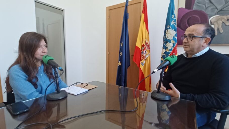 El alcalde Mon&oacute;var, Lorenzo Amat, con Mayte Vilaseca