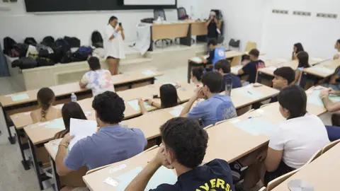 Imagen de archivo de estudiantes en una clase. Imagen de archivo de estudiantes en una clase.