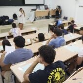 Imagen de archivo de estudiantes en una clase.