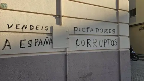 Aparecen pintadas en fachada de la sede provincial del PSOE de Badajoz Aparecen pintadas en fachada de la sede provincial del PSOE de Badajoz