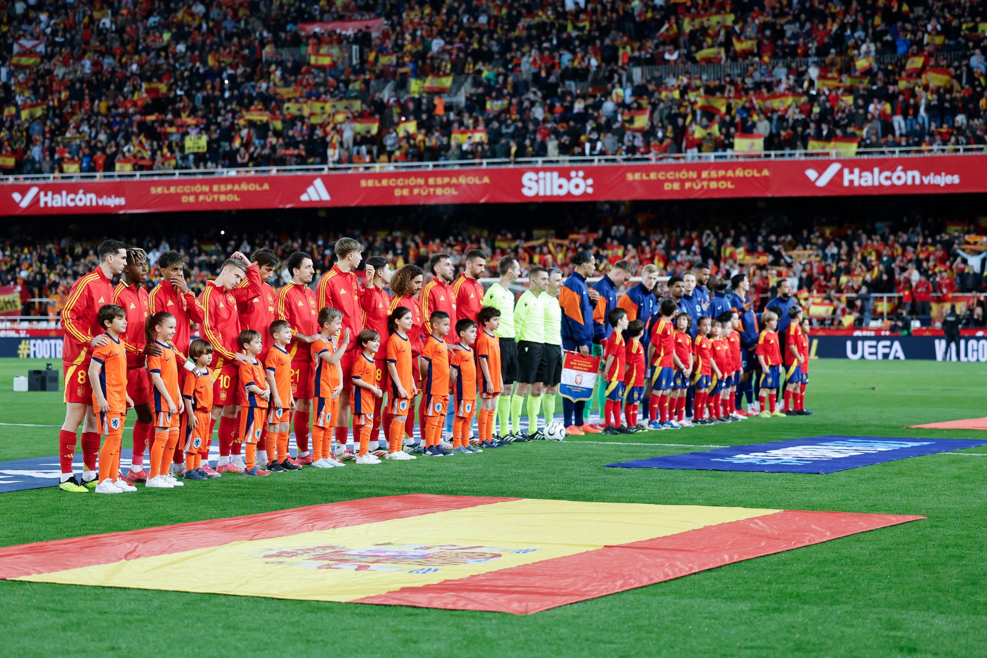 Mestalla se llena para animar a España y ayudar a los damnificados por la DANA Mestalla se llena para animar a España y ayudar a los damnificados por la DANA