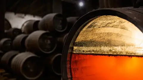 Vinos bajo velo de flor, un método único en el mundo Brindamos por primera vez en primavera en compañía de la sumiller pontevedresa Susana Barros. Empezamos la semana disfrutando, brindando y aprendiendo sobre el mundo del vino.