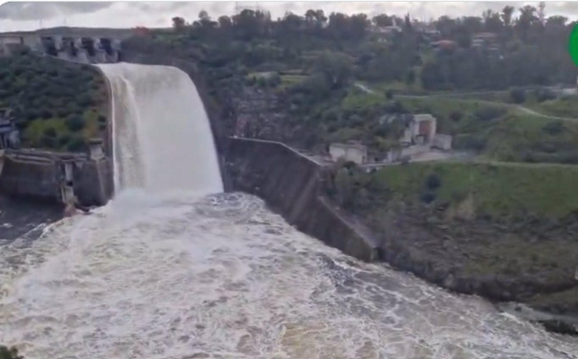 Las presas de Alcántara y Cedillo desembalsan "significativos caudales", hay 3 estaciones que superan el umbral de aviso "rojo" Las presas de Alcántara y Cedillo desembalsan "significativos caudales", hay 3 estaciones que superan el umbral de aviso "rojo"