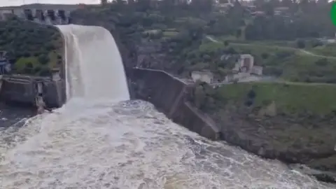 Las presas de Alcántara y Cedillo desembalsan "significativos caudales", hay 3 estaciones que superan el umbral de aviso "rojo" Las presas de Alcántara y Cedillo desembalsan "significativos caudales", hay 3 estaciones que superan el umbral de aviso "rojo"