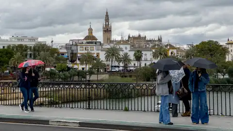 Imagen de archivo de varias personas con paraguas en Sevilla. Imagen de archivo de varias personas con paraguas en Sevilla.