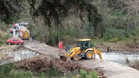 Tareas de búsqueda del motorista que se precipitó al rio Genal. Tareas de búsqueda del motorista que se precipitó al rio Genal.