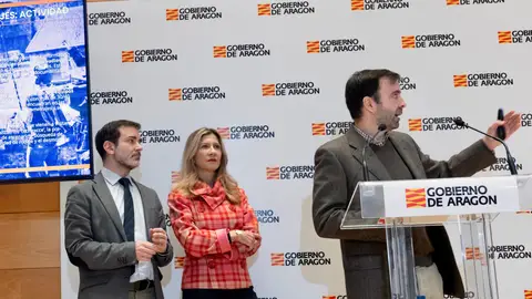 Los rodajes triplican su impacto en Aragón con 10 millones y 400 días de actividad El director de la Aragón Film Comission, David Lozano, junto a la vicepresidenta del Gobierno de Aragón, Mar Vaquero, y el director de AREX, Javier Camo