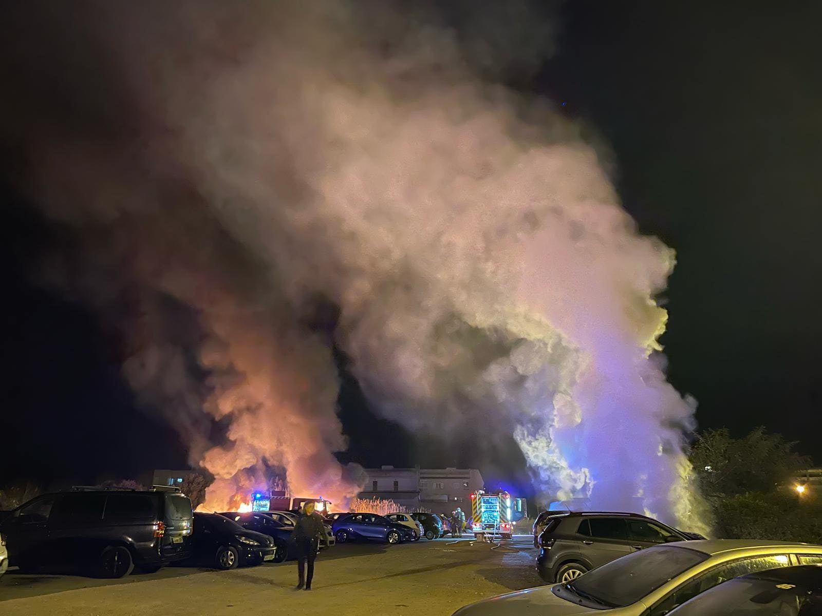 Trece vehículos destruidos en un incendio en un parking de Alcúdia Trece vehículos destruidos en un incendio en un parking de Alcúdia
