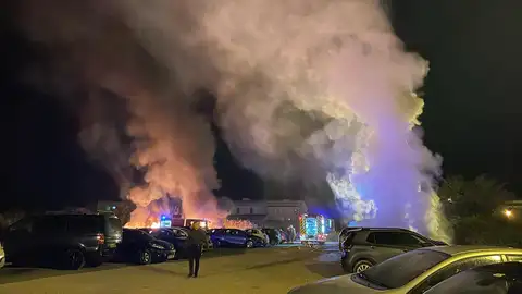 Un incendio en un aparcamiento de Alcúdia ha destruido trece vehículos Un incendio en un aparcamiento de Alcúdia ha destruido trece vehículos