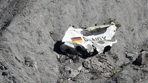 Imagen de archivo de los restos del fuselaje en el lugar del accidente del vuelo Barcelona-Düsseldorf de Germanwings Francia acoge un homenaje por los 10 años del accidente de Germanwings
