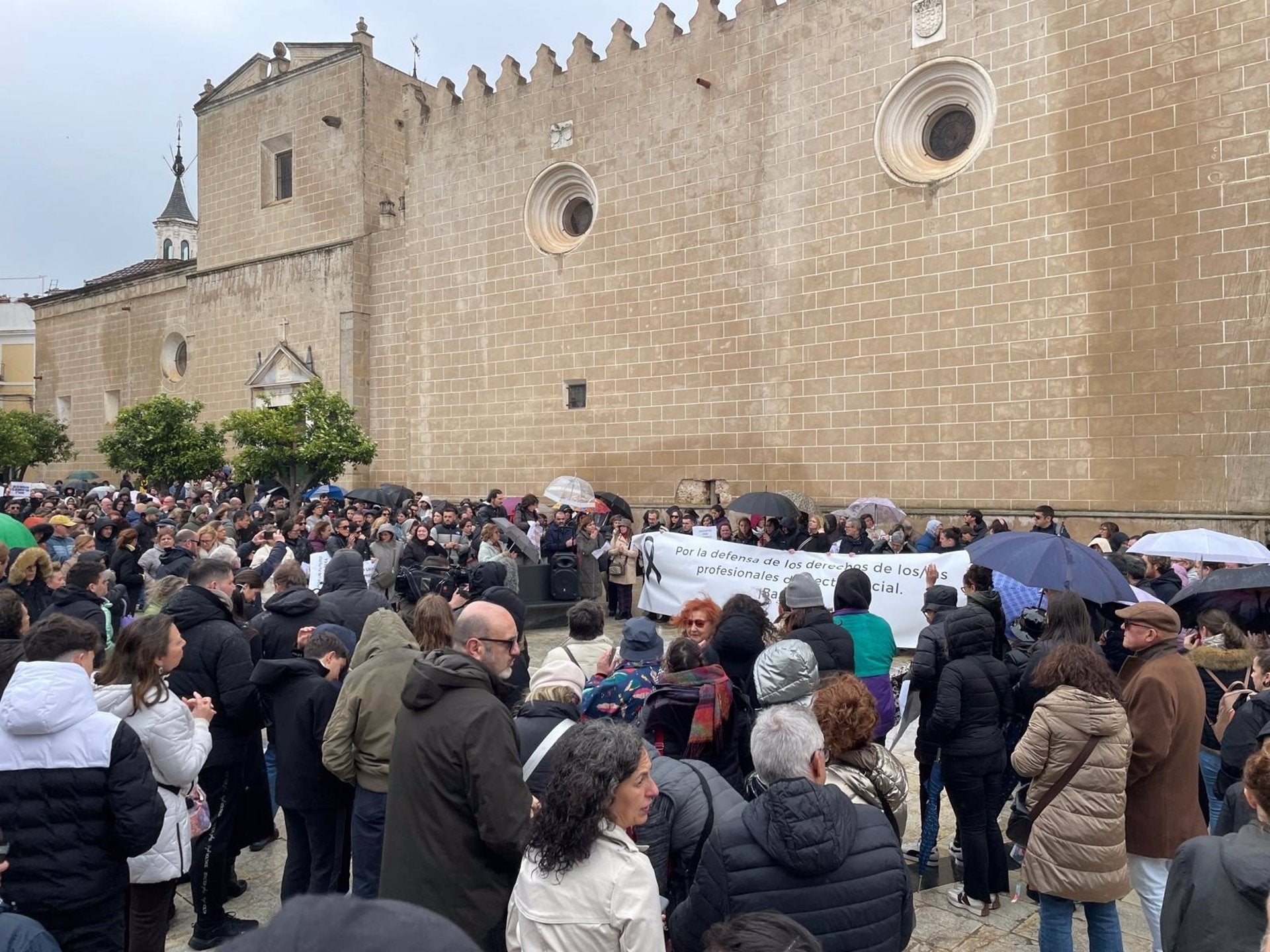 Más de un millar de personas rechazan en Badajoz el asesinato de la educadora y exigen más seguridad para los trabajadores sociales Más de un millar de personas rechazan en Badajoz el asesinato de la educadora y exigen más seguridad para los trabajadores sociales