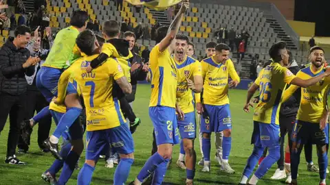 El Orihuela mantiene su marcha ascendente desde la llegada al banquillo de Pato. Los oriolanos sumaron tres nuevos puntos al imponerse por 1-0 a La RB Linense El Orihuela mantiene su marcha ascendente desde la llegada al banquillo de Pato. Los oriolanos sumaron tres nuevos puntos al imponerse por 1-0 a La RB Linense