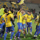 El Orihuela mantiene su marcha ascendente desde la llegada al banquillo de Pato. Los oriolanos sumaron tres nuevos puntos al imponerse por 1-0 a La RB Linense El Orihuela mantiene su marcha ascendente desde la llegada al banquillo de Pato. Los oriolanos sumaron tres nuevos puntos al imponerse por 1-0 a La RB Linense