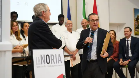 El delegado de Educación, Miguel Briones, preside la entrega de diplomas del curso de cocina Cantera de Fundación El Pimpi El delegado de Educación, Miguel Briones, preside la entrega de diplomas del curso de cocina Cantera de Fundación El Pimpi