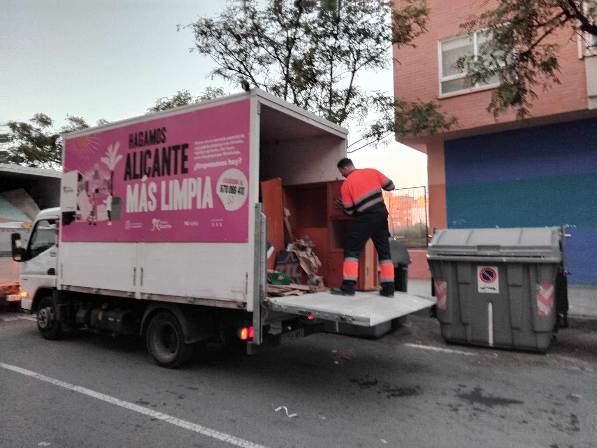 Aumento de la recogida de enseres gracias a la campaña ‘Hagamos Alicante más limpia’ Aumento de la recogida de enseres gracias a la campaña ‘Hagamos Alicante más limpia’