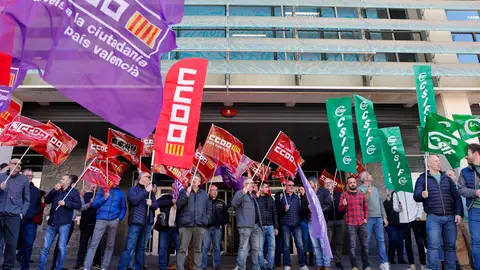 Las secciones sindicales de CCOO, CSIF e Intersindical en Sitval, que gestiona las ITV, protestan ante la Conselleria de Industria para reclamar mejoras laborales. Las secciones sindicales de CCOO, CSIF e Intersindical en Sitval, que gestiona las ITV, protestan ante la Conselleria de Industria para reclamar mejoras laborales.