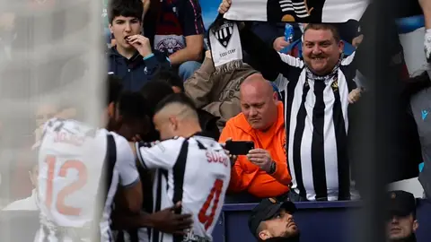 Dos rigurosos penaltis condenan al Castellón en casa del líder Dos rigurosos penaltis condenan al Castellón en casa del líder