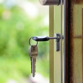 Llaves en la puerta de una vivienda