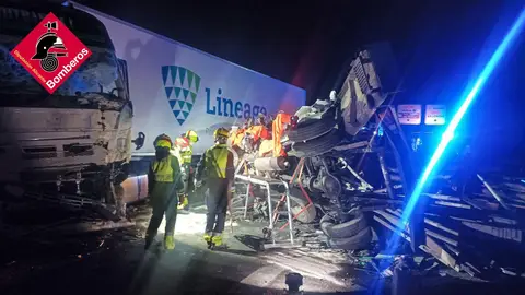 Brutal colisión entre los dos vehículos Brutal colisión entre los dos vehículos