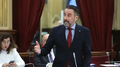 El conseller de vivienda, José Luis Mateo, durante una sesión plenaria, en el Parlament El conseller de vivienda, José Luis Mateo, durante una sesión plenaria, en el Parlament