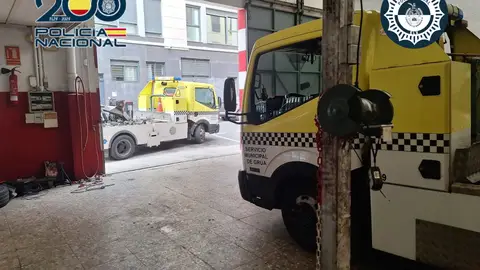 Dos detenidos en Elche por estafar a clientes de un taller mecánico y compradores de coches de ocasión. Dos detenidos en Elche por estafar a clientes de un taller mecánico y compradores de coches de ocasión.