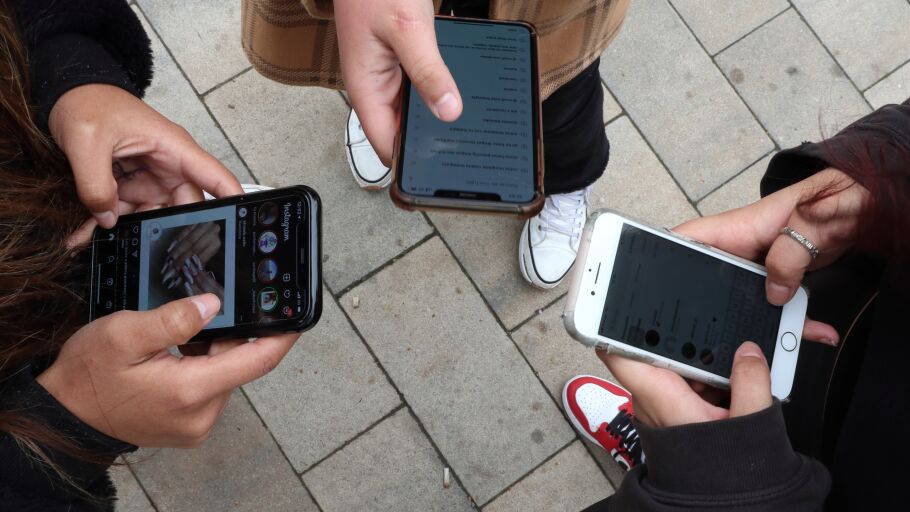 J&oacute;venes utilizando sus tel&eacute;fonos m&oacute;viles