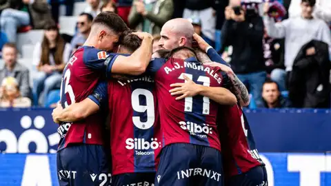 El Levante vuelve a ser líder en solitario de Segunda casi ocho años después El Levante vuelve a ser líder en solitario de Segunda casi ocho años después