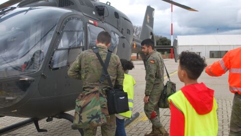 Ej&eacute;rcito de tierra con ni&ntilde;os Irene Ram&iacute;rez