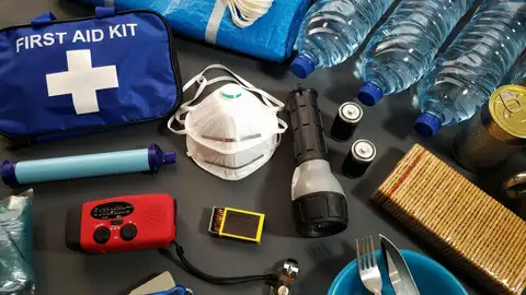 Imagen de archivo de un kit de supervivencia. Imagen de archivo de un kit de supervivencia.