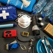 Imagen de archivo de un kit de supervivencia. Imagen de archivo de un kit de supervivencia.