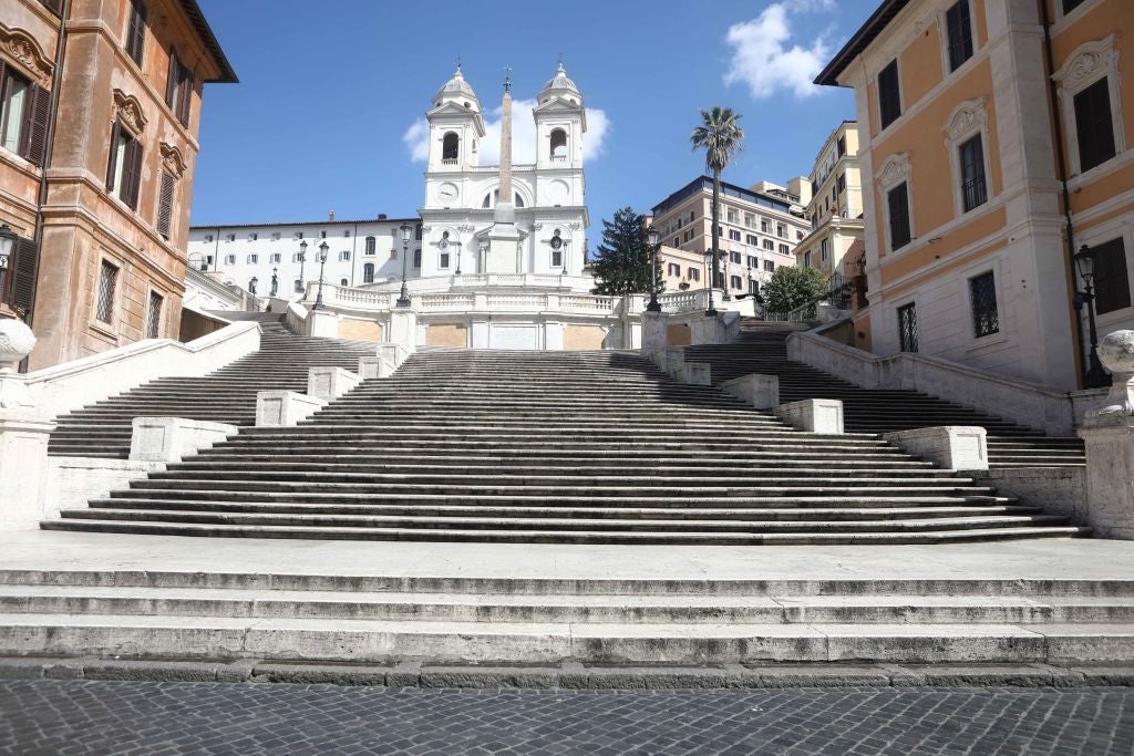 Una española muere en Roma al caer desde un muro cerca de la escalinata de Plaza España Una española muere en Roma al caer desde un muro cerca de la escalinata de Plaza España