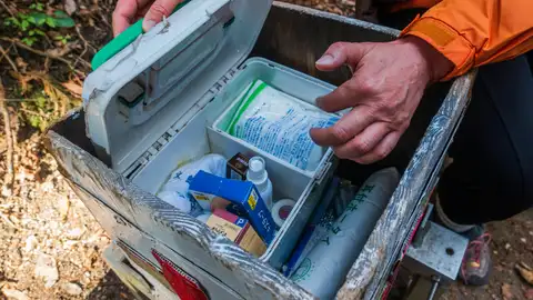 Imagen de archivo de un kit de supervivencia. Imagen de archivo de un kit de supervivencia.