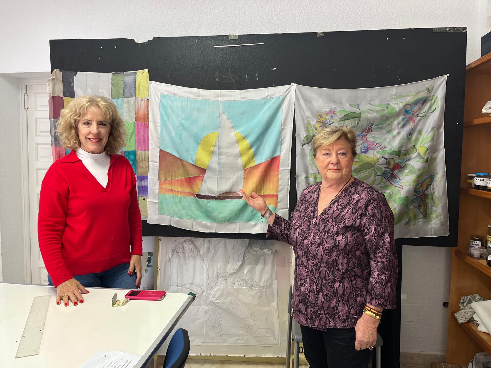 Visitamos el taller de pintura en seda de Aguja Solidaria Visitamos el taller de pintura en seda de Aguja Solidaria