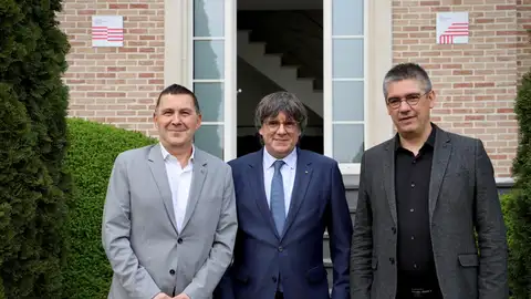 El expresident catalán Carles Puigdemont (c), ha recibido en Waterloo (Bélgica) al líder de EH Bildu, Arnaldo Otegi (i), y el Secretario de Relaciones de EH Bildu, Gorka Elejabarrieta (d). El expresident catalán Carles Puigdemont (c), ha recibido en Waterloo (Bélgica) al líder de EH Bildu, Arnaldo Otegi (i), y el Secretario de Relaciones de EH Bildu, Gorka Elejabarrieta (d).