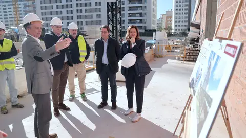 Catalá durante su visita la nueva promoción de VPP okupas
